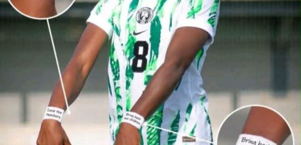 Jugadora de fútbol con pulseras de apoyo en el brazo