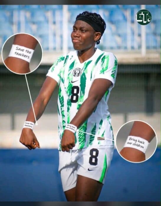 Jugadora de fútbol con pulseras de apoyo en el brazo