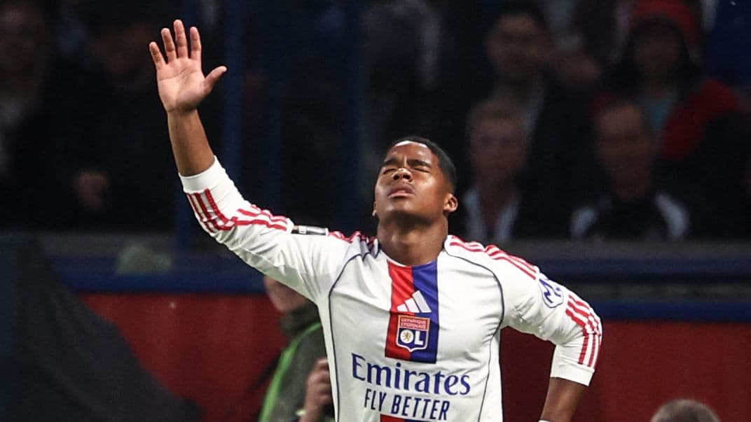 Jugador de Lyon celebrando un gol en el partido