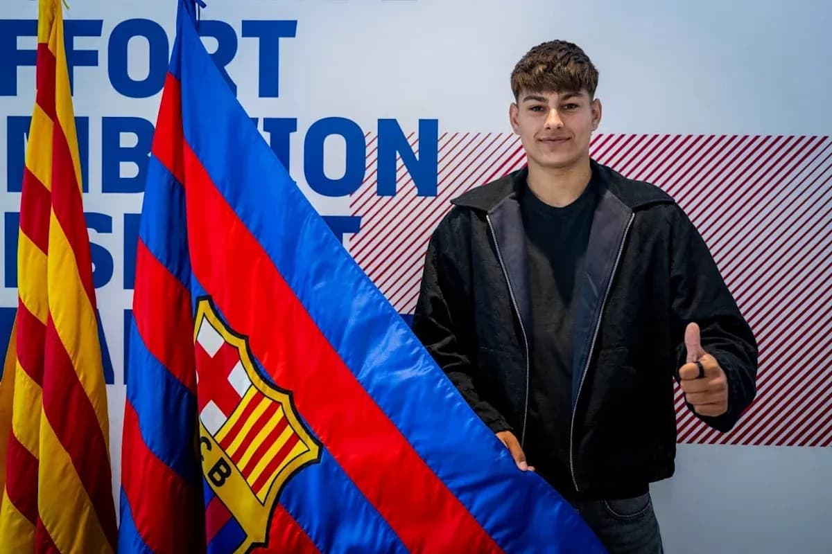 Jugador posando con bandera del FC Barcelona