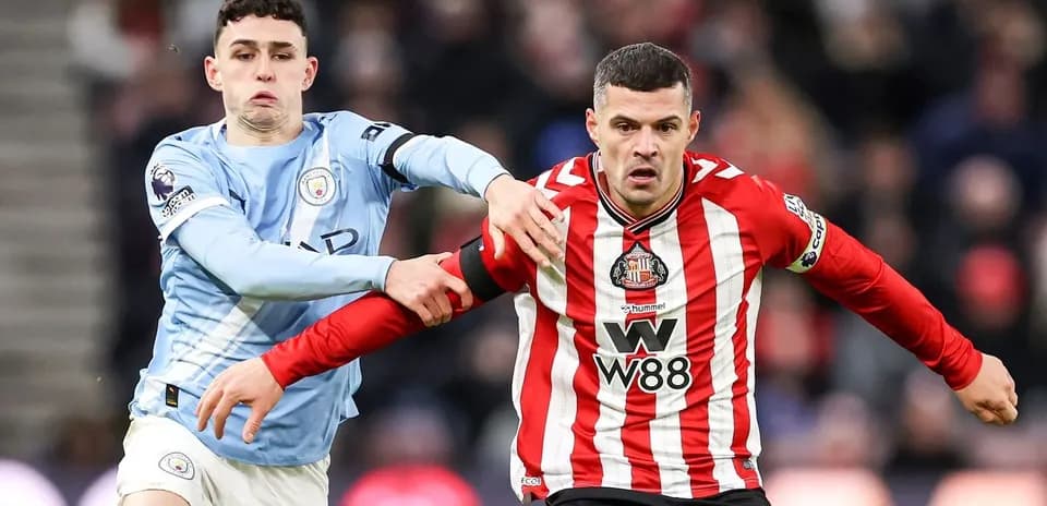 Phil Foden y jugador del Sunderland en acción