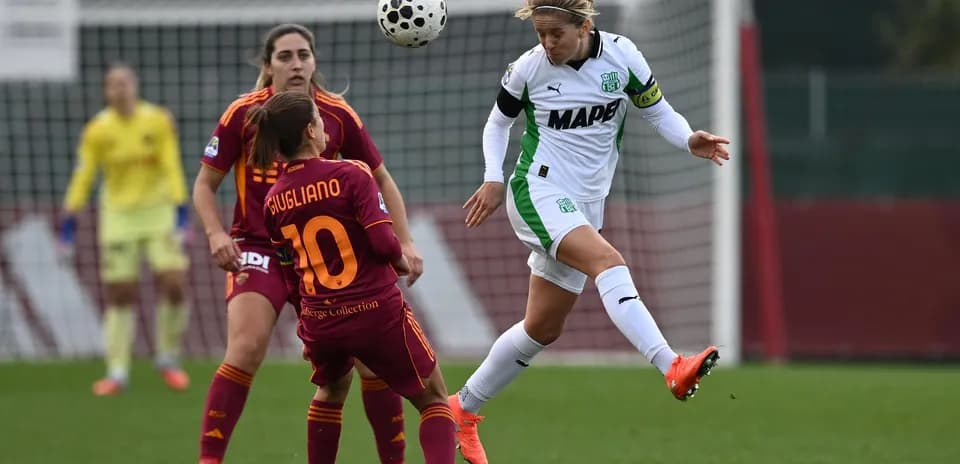 Jugadora de Sassuolo W despejando el balón