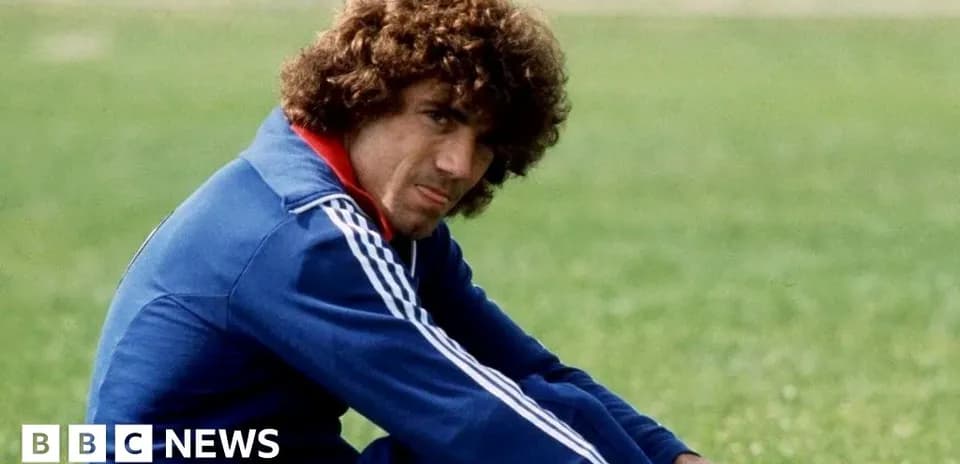 Jugador sentado en el campo durante el entrenamiento