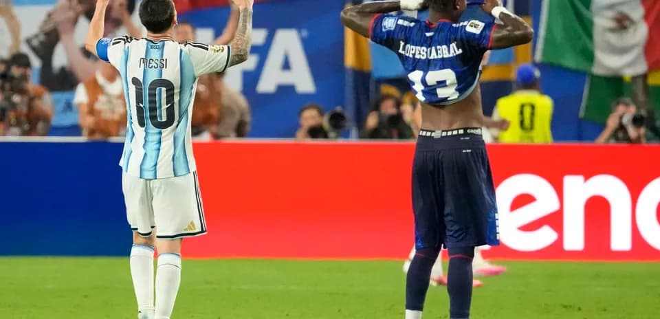 Lionel Messi celebra durante el partido