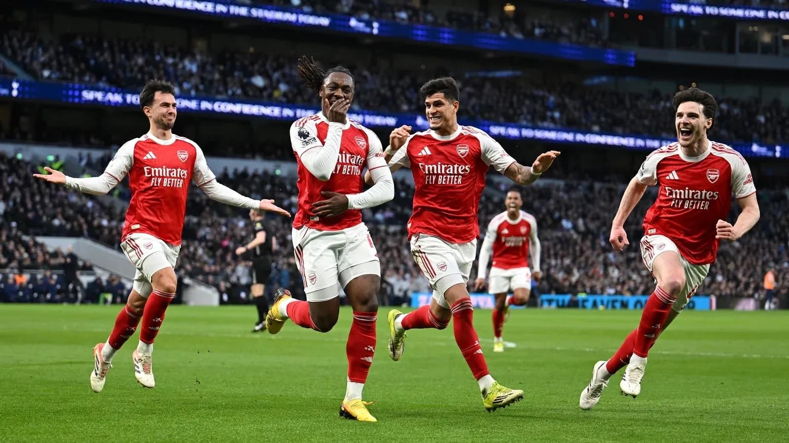 Jugadores de Arsenal celebrando un gol en el partido