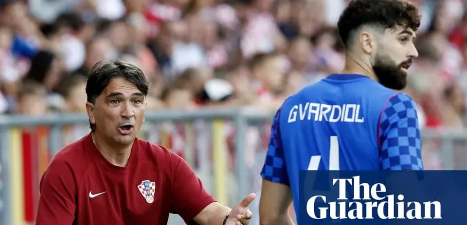 Entrenador de Croacia dando instrucciones a Gvardiol