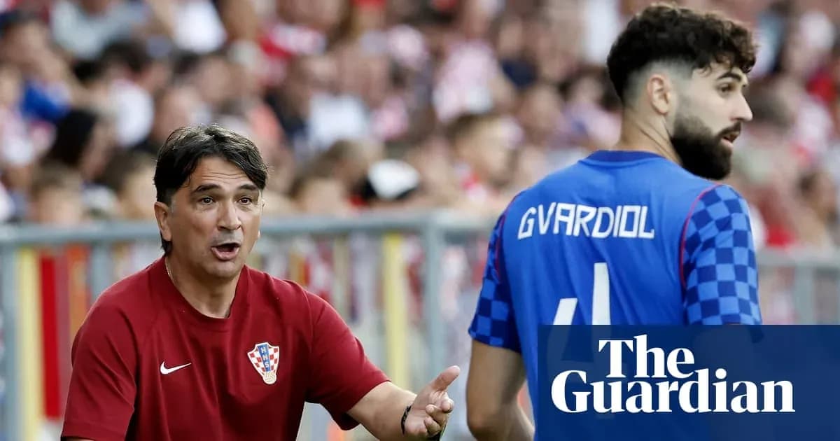 Entrenador de Croacia dando instrucciones a Gvardiol