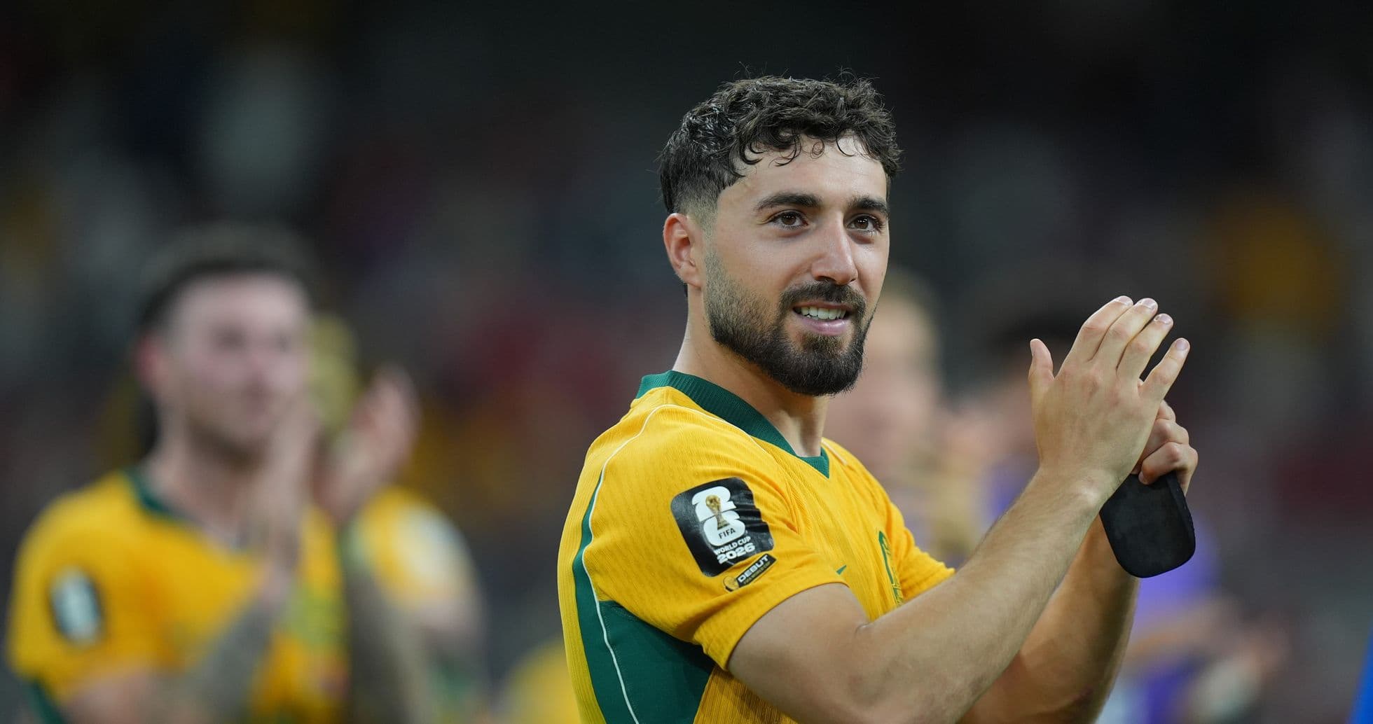 Jugador aplaudiendo en uniforme de Australia después del partido