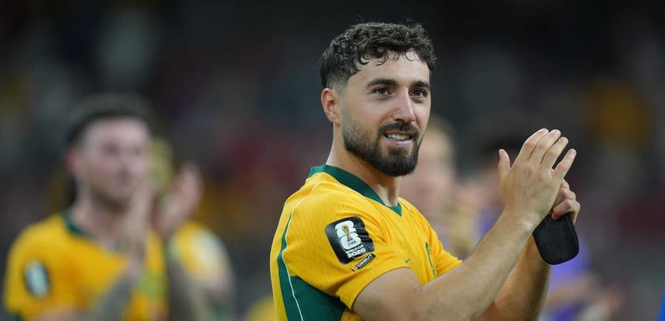 Jugador aplaudiendo en uniforme de Australia después del partido