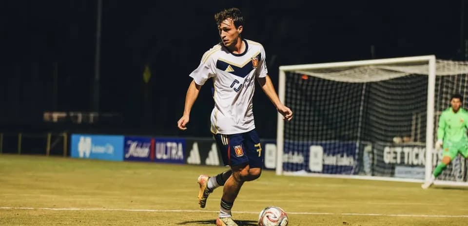 Jugador de Real Monarchs en acción