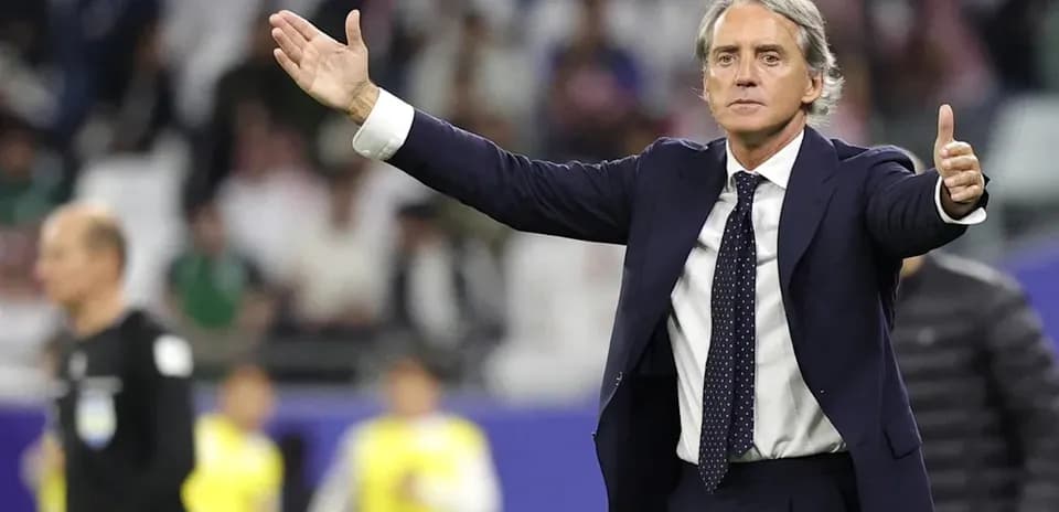 Entrenador dirigiendo a su equipo durante el partido