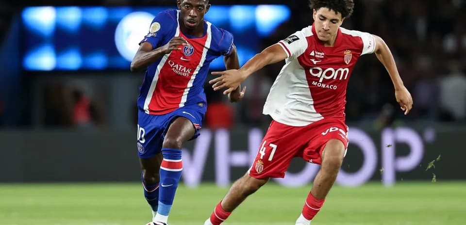 Jugadores de PSG y Mónaco compiten por el balón