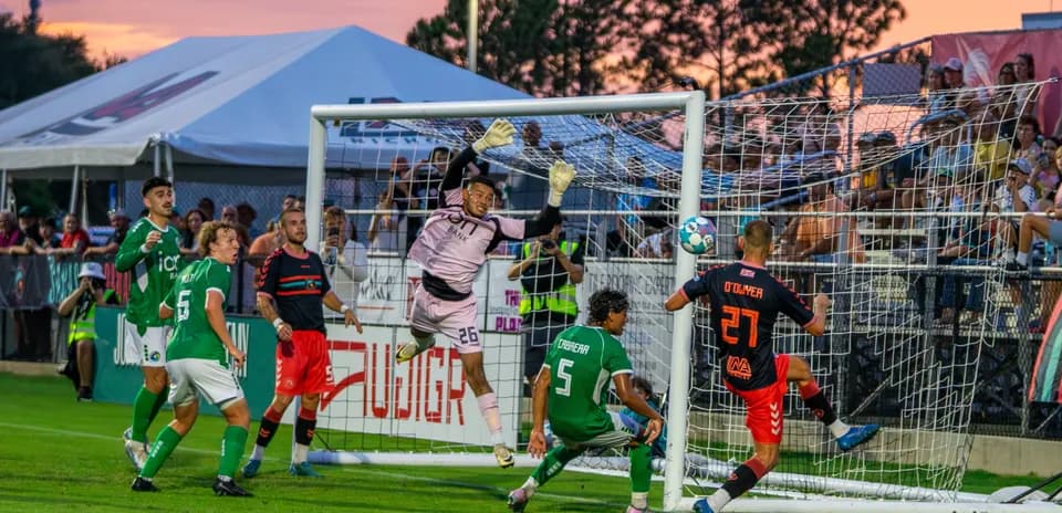 Jugadores compitiendo por el balón en el partido