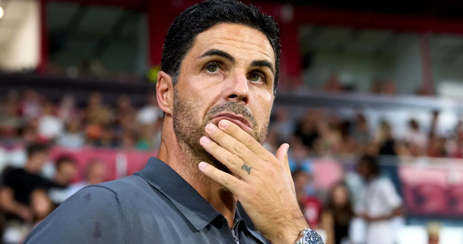 Entrenador observando el partido desde la banda
