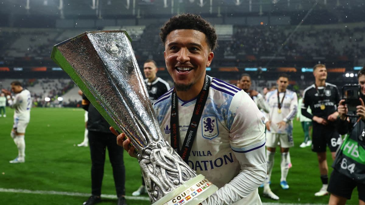 Jugador sosteniendo trofeo de la Europa League