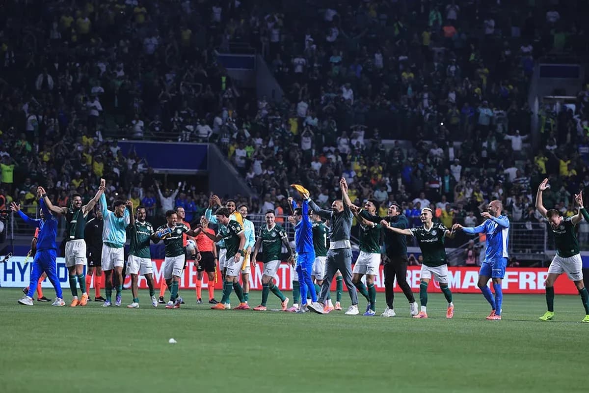 Jugadores de Palmeiras celebrando con los aficionados