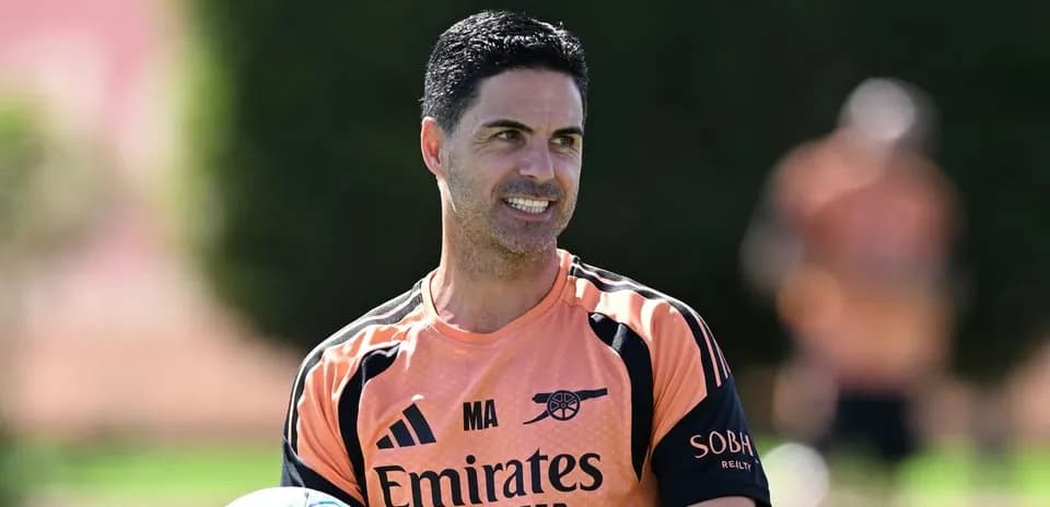 Entrenador sosteniendo un balón durante la práctica