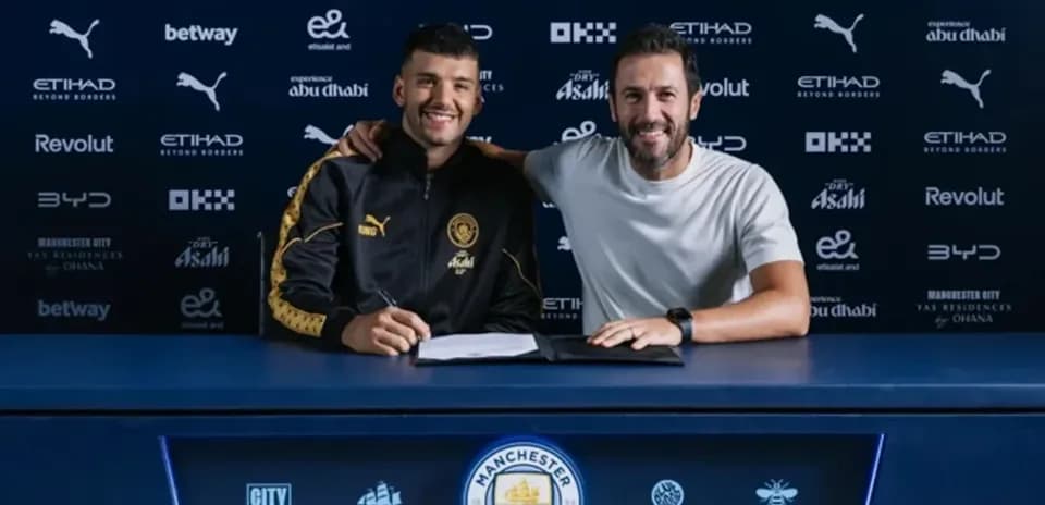 Jugador y entrenador posando tras firma de contrato