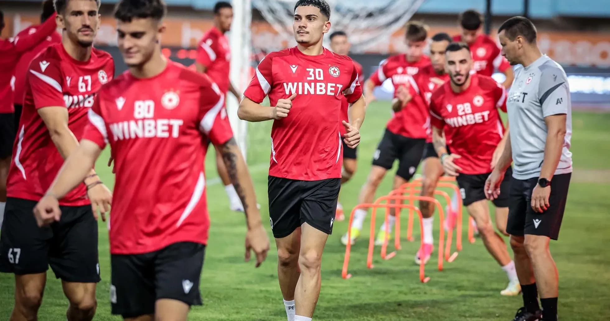 Jugadores del CSKA Sofia entrenando antes del partido