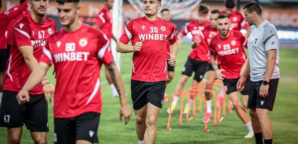 Jugadores del CSKA Sofia entrenando antes del partido