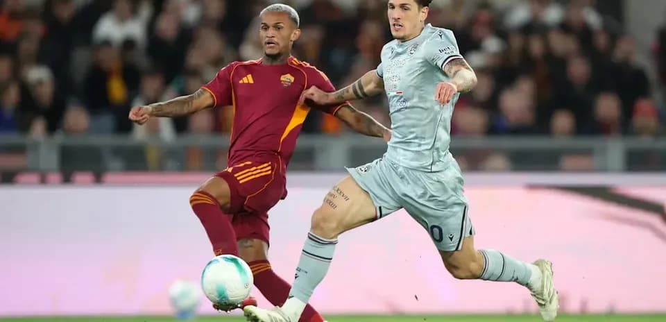 Jugadores de Roma y Lazio compitiendo por el balón