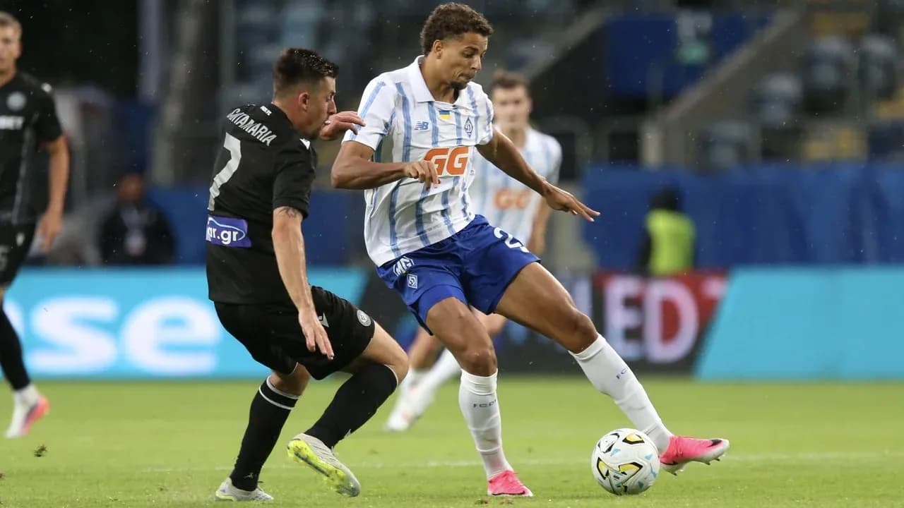 Jugador de PAOK defendiendo contra Dynamo Kyiv
