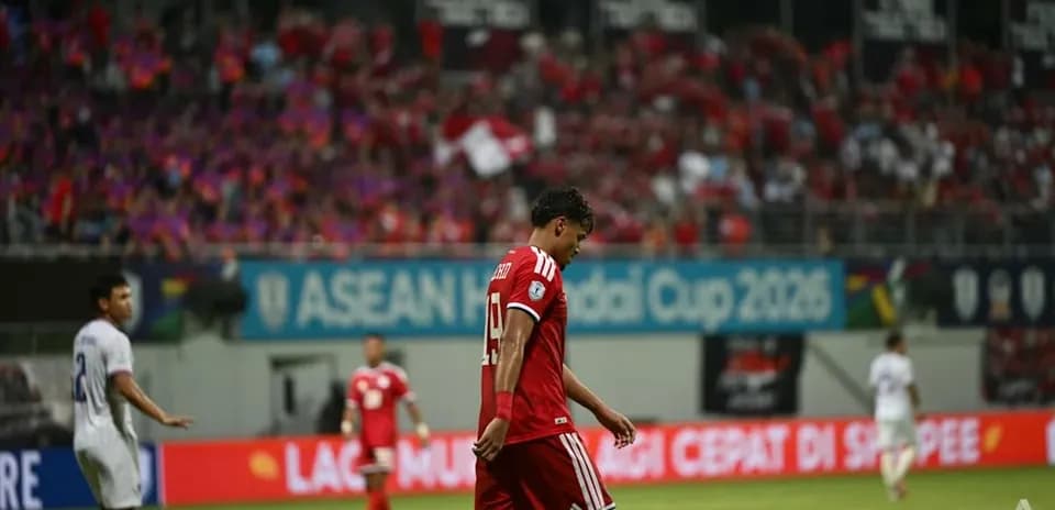 Jugador saliendo del campo durante el partido