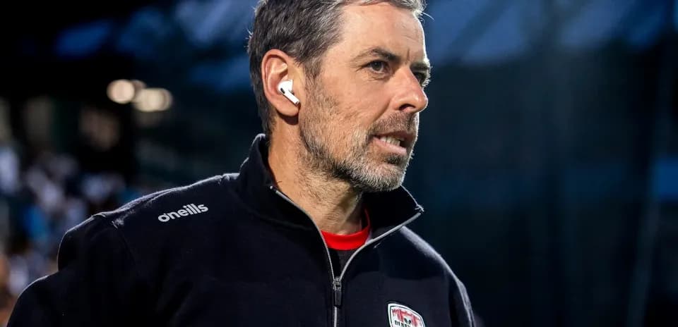 Entrenador con auriculares en el banquillo