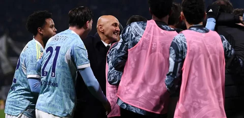 Entrenador y jugadores celebrando juntos después del partido