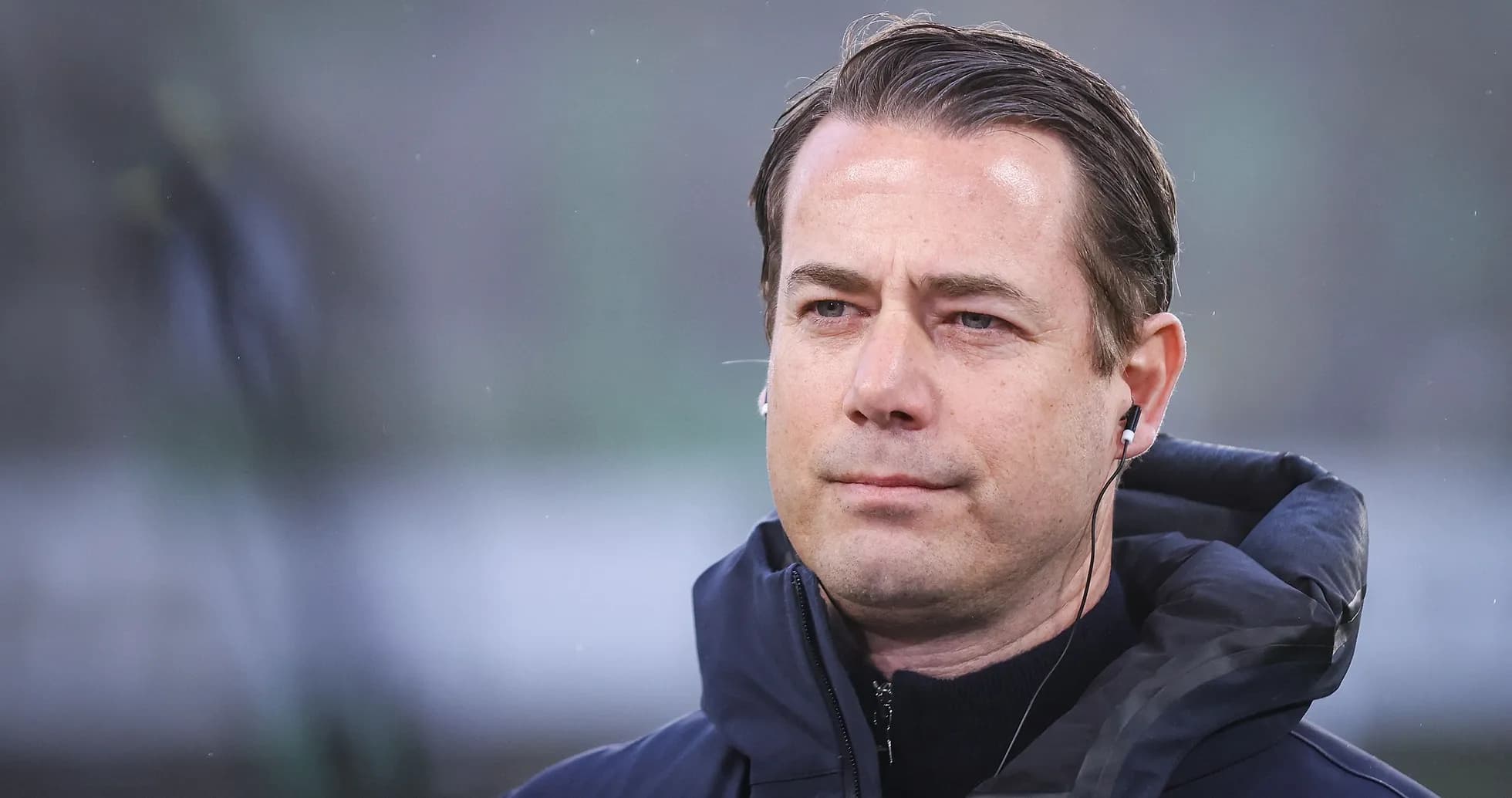 Entrenador en el campo antes del partido