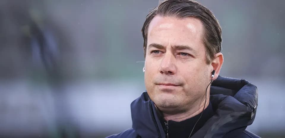 Entrenador en el campo antes del partido