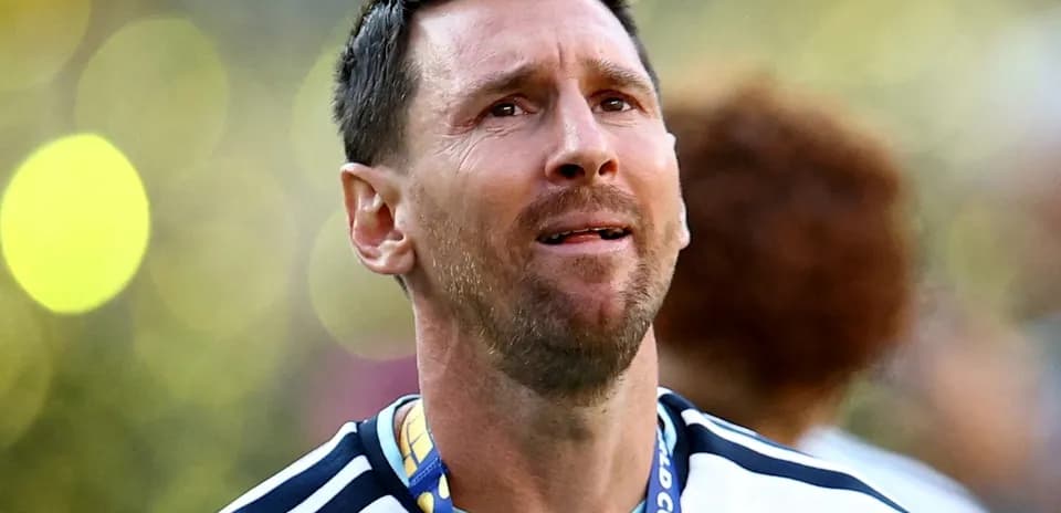 Jugador con medalla en celebración tras el partido