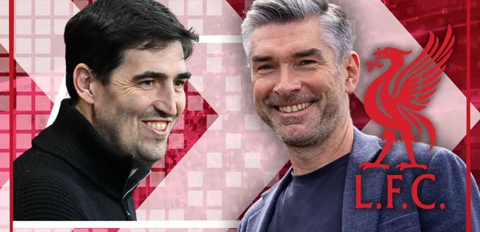 Entrenadores sonriendo con fondo de Liverpool FC
