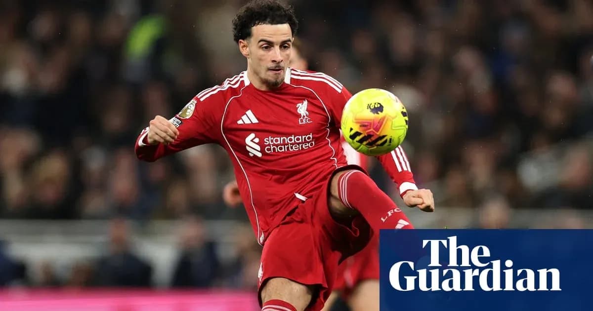 Jugador de Liverpool controlando el balón en el campo