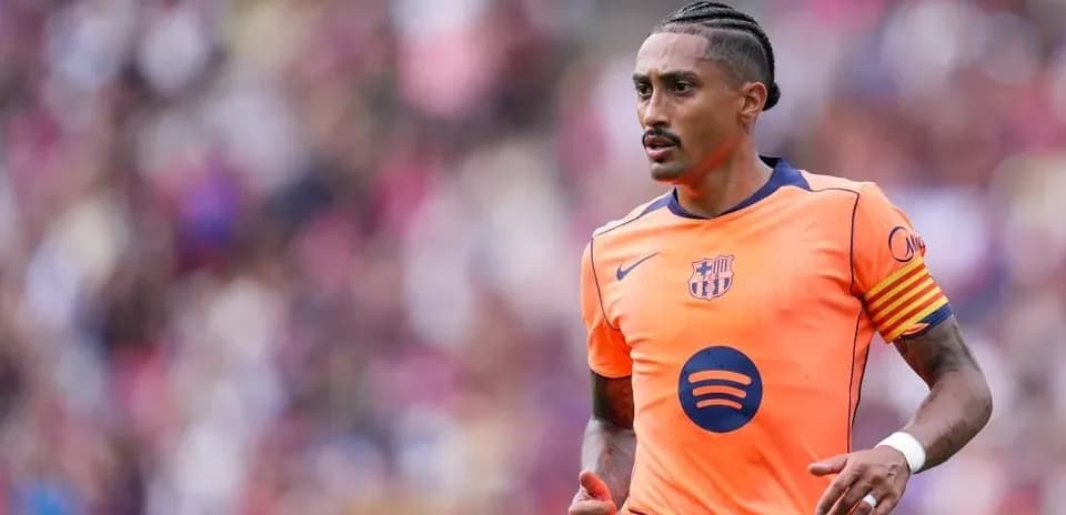 Jugador del FC Barcelona corriendo en el campo
