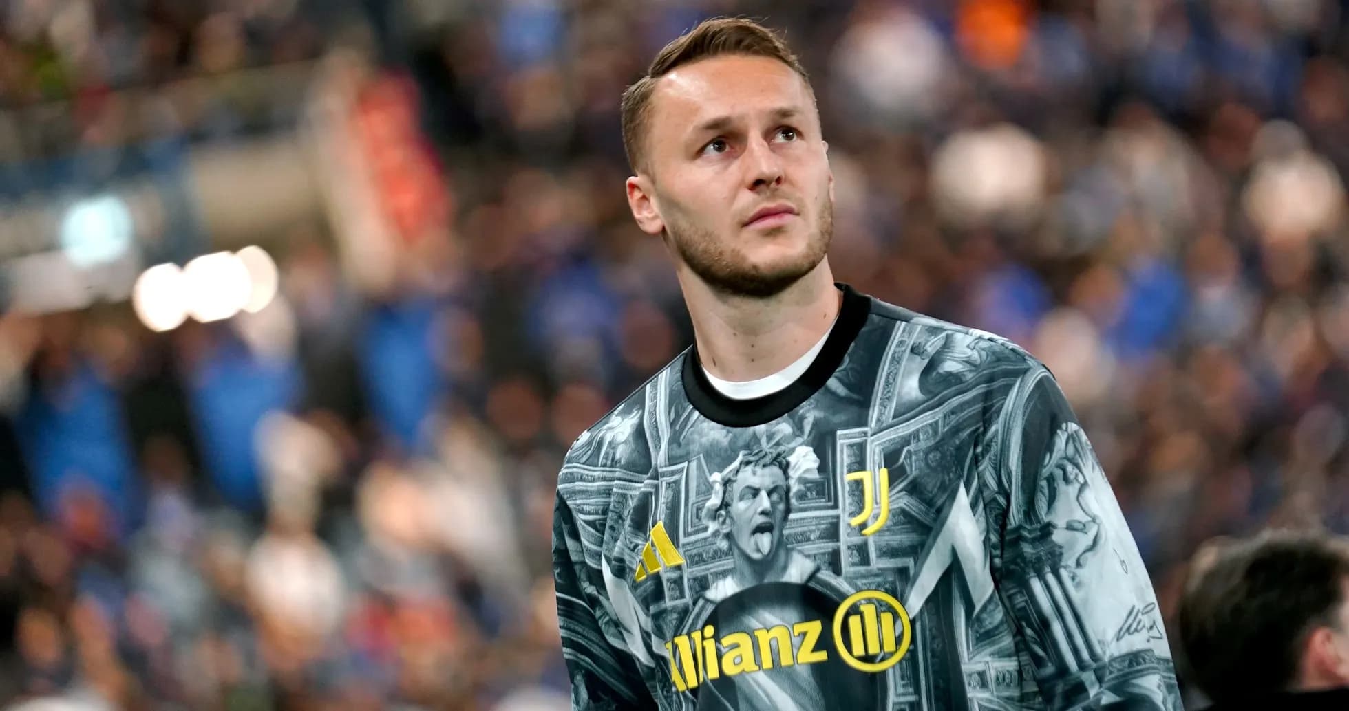 Portero de Juventus con uniforme artístico en el campo