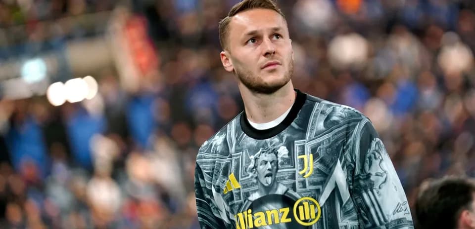 Portero de Juventus con uniforme artístico en el campo
