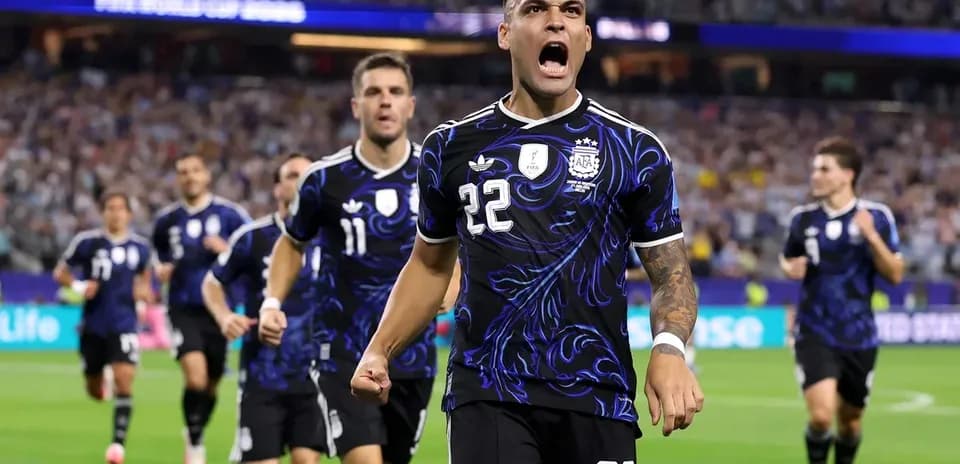 Lautaro Martínez celebrando un gol con compañeros de Argentina