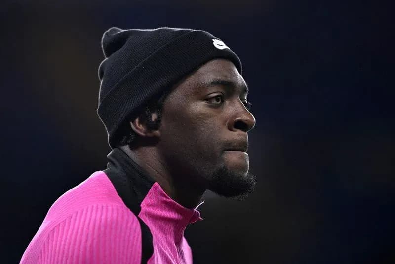 Jugador en calentamiento con sudadera rosa y gorro
