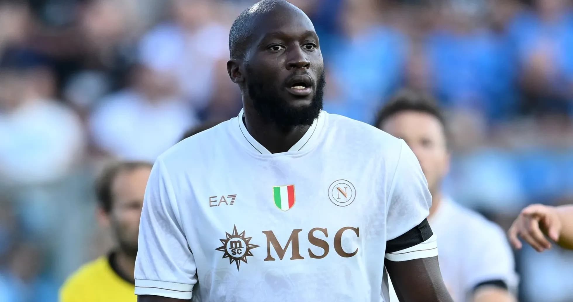 Jugador de fútbol con camiseta de Napoli en el campo
