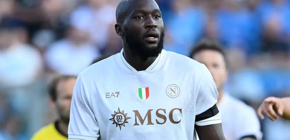 Jugador de fútbol con camiseta de Napoli en el campo