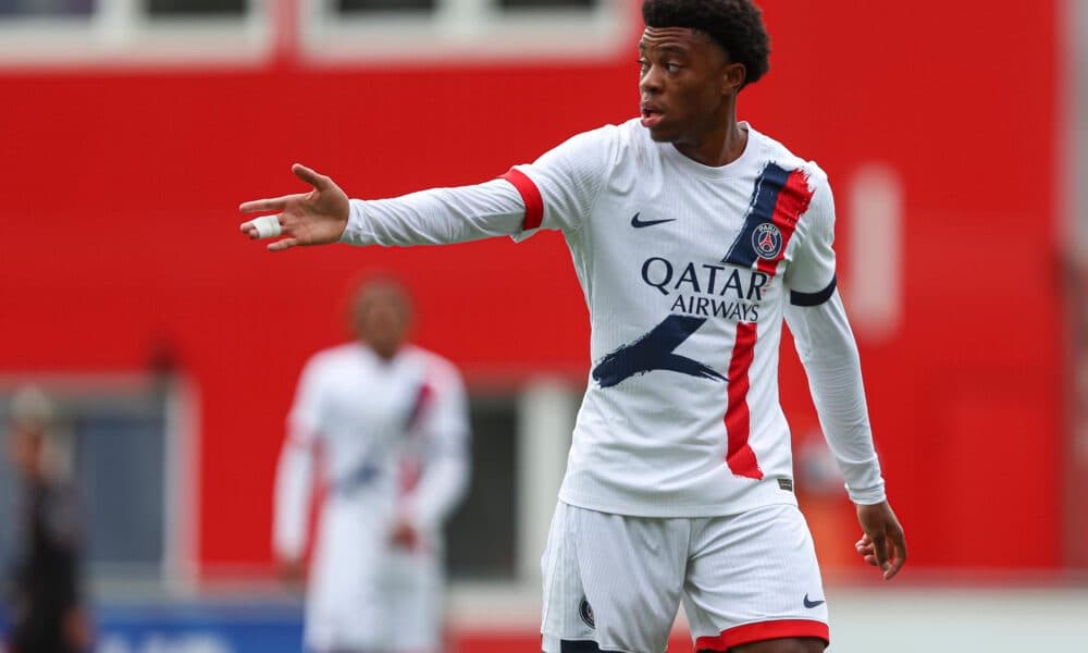 Jugador de PSG señalando durante un partido