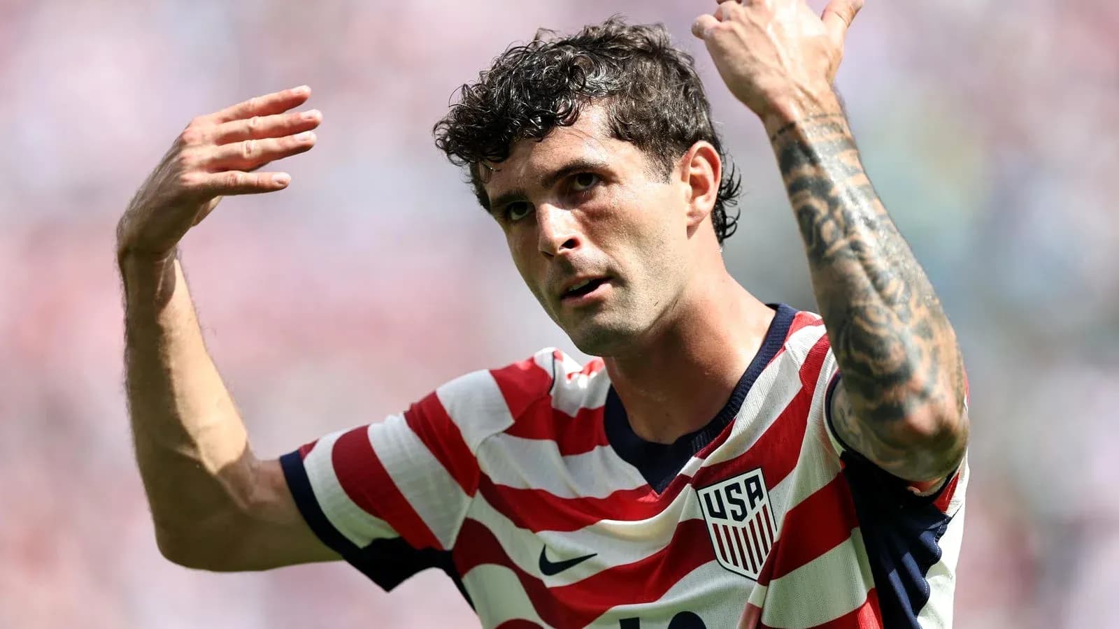 Jugador de la selección de EE. UU. gesticulando en el campo