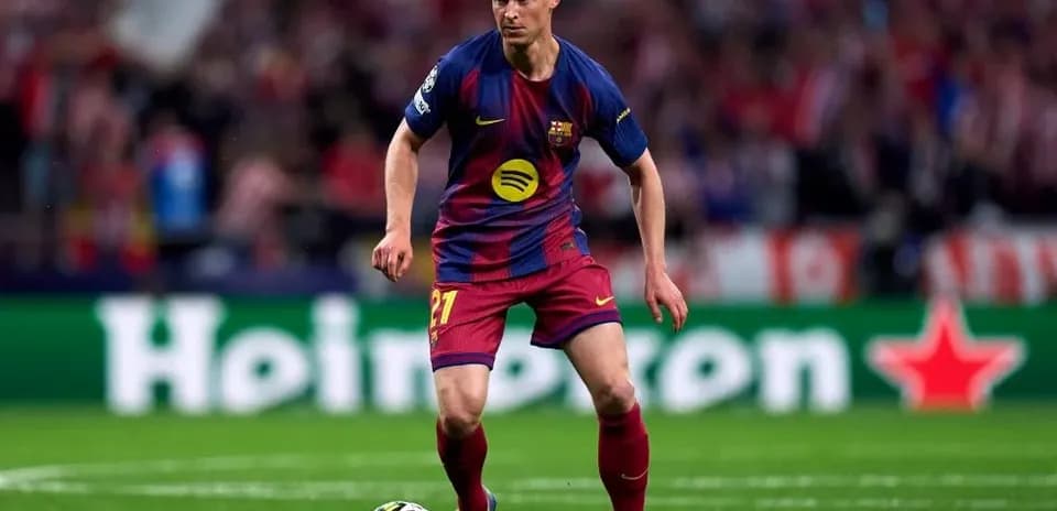 Jugador de Barcelona controlando el balón en el campo