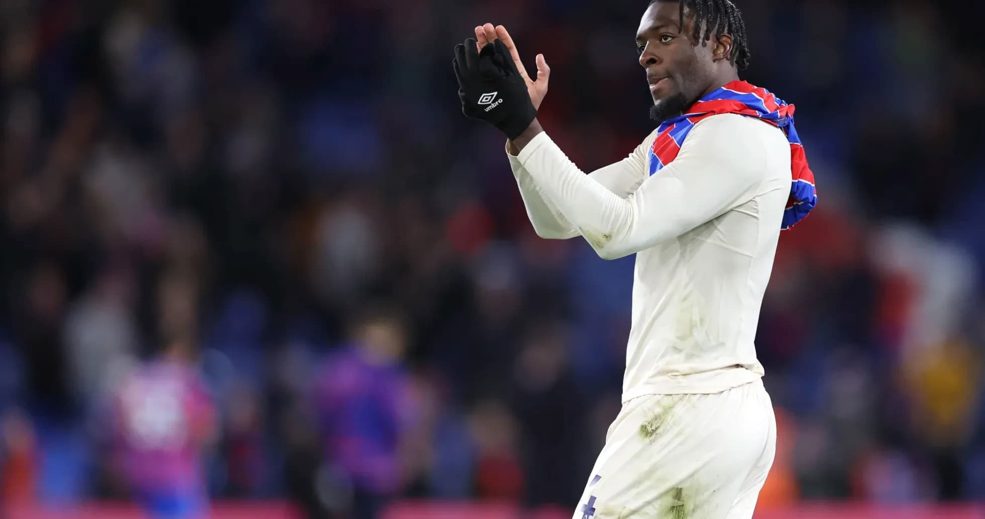 Jugador aplaudiendo a la afición tras el partido
