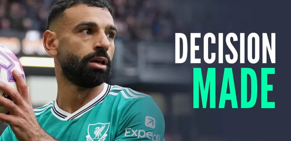 Jugador de Liverpool sosteniendo un balón durante el partido
