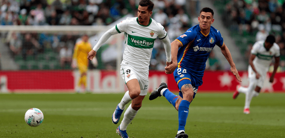 Jugadores de Elche y Getafe en acción