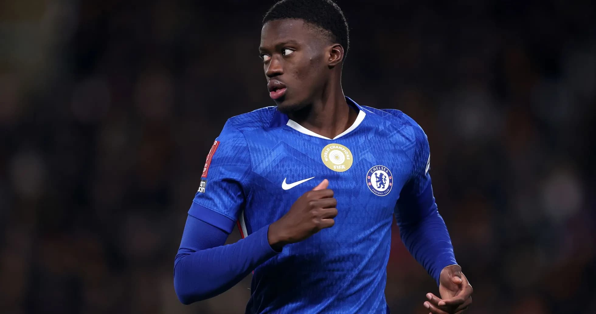 Jugador de Chelsea corriendo durante un partido