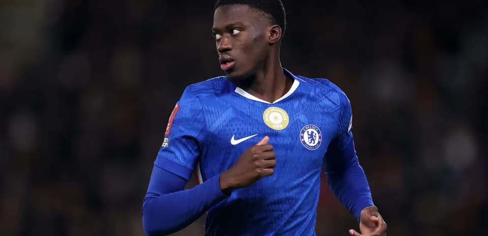 Jugador de Chelsea corriendo durante un partido
