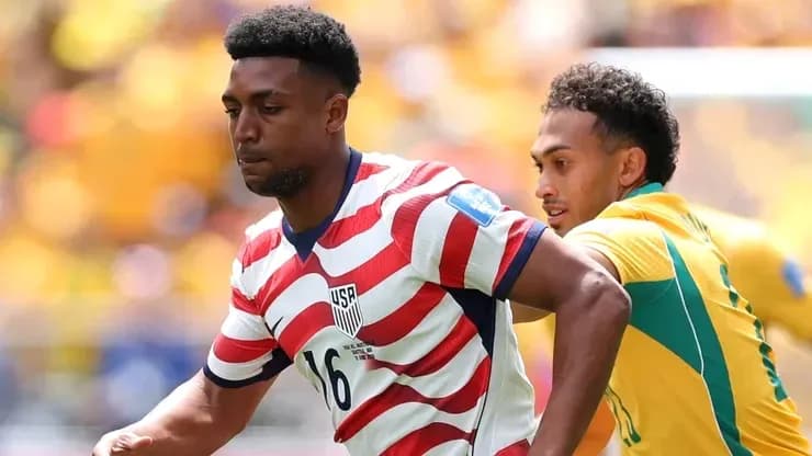 Jugador de Estados Unidos driblando ante oponente australiano